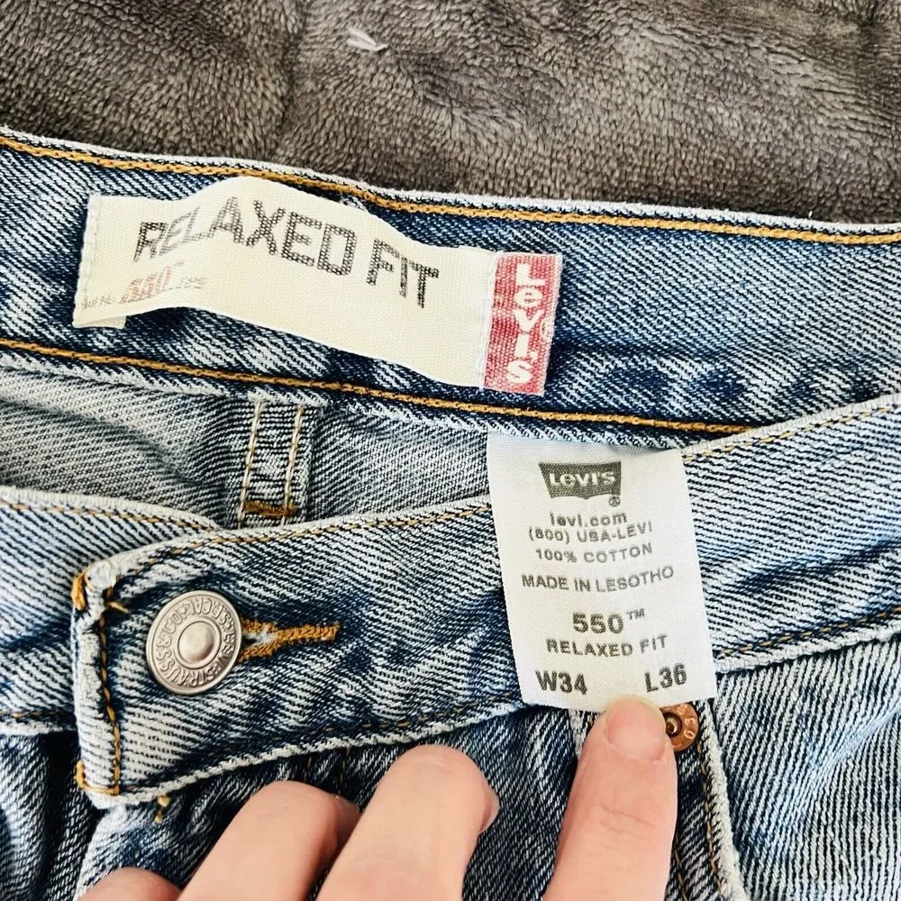 Levis 550 Jeans Men's Size 36 x 34 Light Wash Relaxed Fit Denim Pants *Flaw*